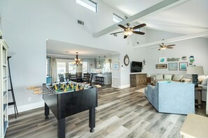 TV connectée, baby-foot, livres