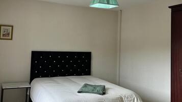 4 Schlafzimmer, Bügeleisen/Bügelbrett, kostenloses WLAN, Bettwäsche