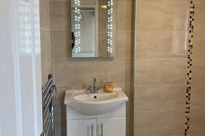 Shower, free toiletries, towels - 4 Bedroom House in Newry Central (Newry)