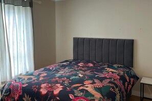 4 kamar tidur, setrika/meja setrika, Wi-Fi gratis, dan seprai linen
