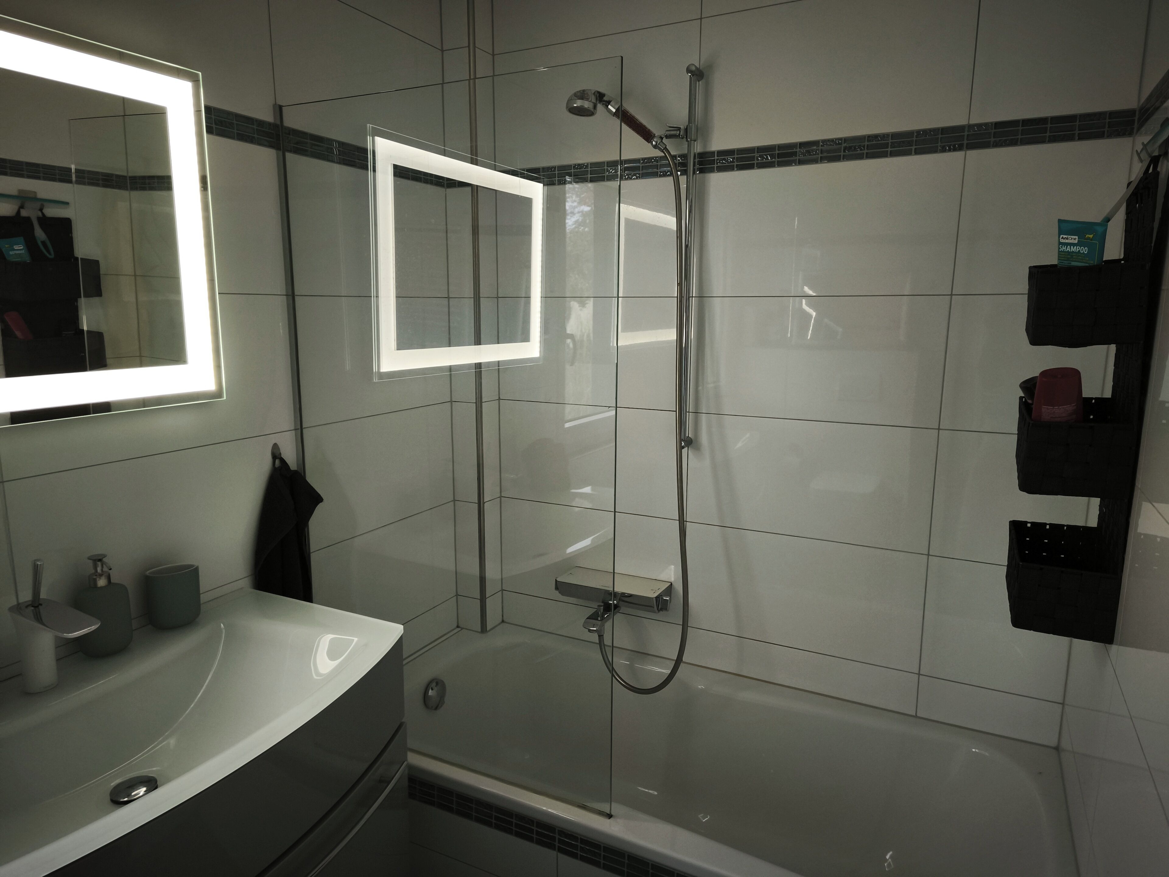 吹风机、毛巾、肥皂、卫生纸