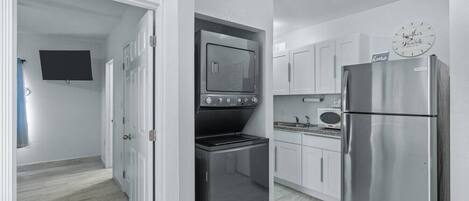 Frigorífico, microondas, placa de cocina y cafetera o tetera