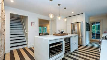 Geladeira, micro-ondas, fogão, cooktop