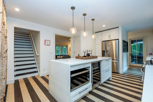 Gorgeous Lakeside Home With Pool, Hot Tub, And More!