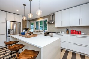 Fridge, microwave, oven, stovetop - Gorgeous Lakeside Home With Pool, Hot Tub, And More! (Lakeside)