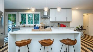 Geladeira, micro-ondas, fogão, cooktop