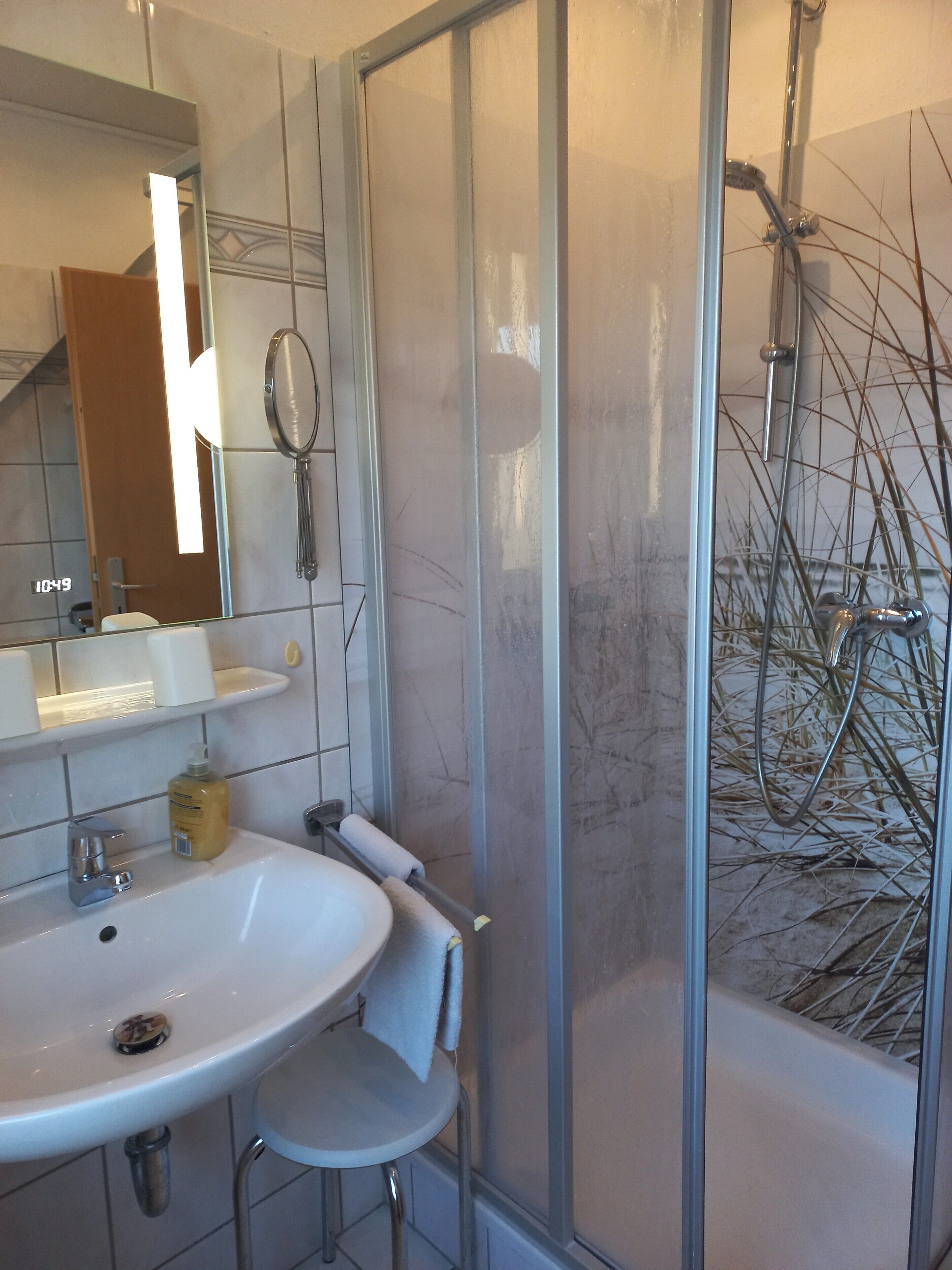 Suihku, hiustenkuivaaja, pyyhkeet