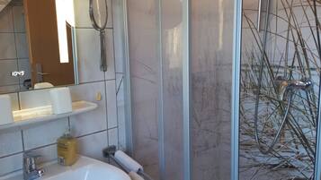 Suihku, hiustenkuivaaja, pyyhkeet