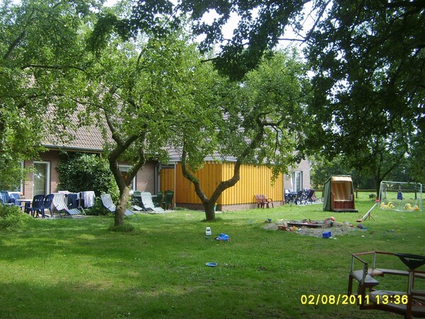 Children's area - Holiday Home 'Seestern' with Private Terrace, Shared Garden and Wi-Fi (Wangerland)