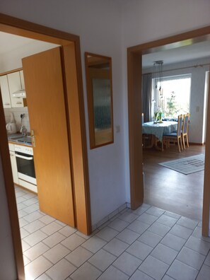 Fridge, microwave, oven, stovetop - Apartment 'Wattwurm Ohne Haustier' with Private Terrace, Shared Garden and Wi-Fi (Wangerland)