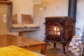 Interior - Gite 'Gite De Pascal Et Virginie' with Mountain View, Private Terrace and Balcony (Ponet-et-Saint-Auban)