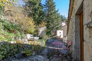 Property grounds - Gite 'Gite De Pascal Et Virginie' with Mountain View, Private Terrace and Balcony (Ponet-et-Saint-Auban)