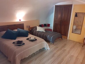 Fer et planche Ă  repasser, draps fournis