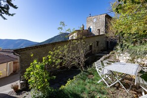 Outdoor dining - Gite 'Gite De Pascal Et Virginie' with Mountain View, Private Terrace and Balcony (Ponet-et-Saint-Auban)
