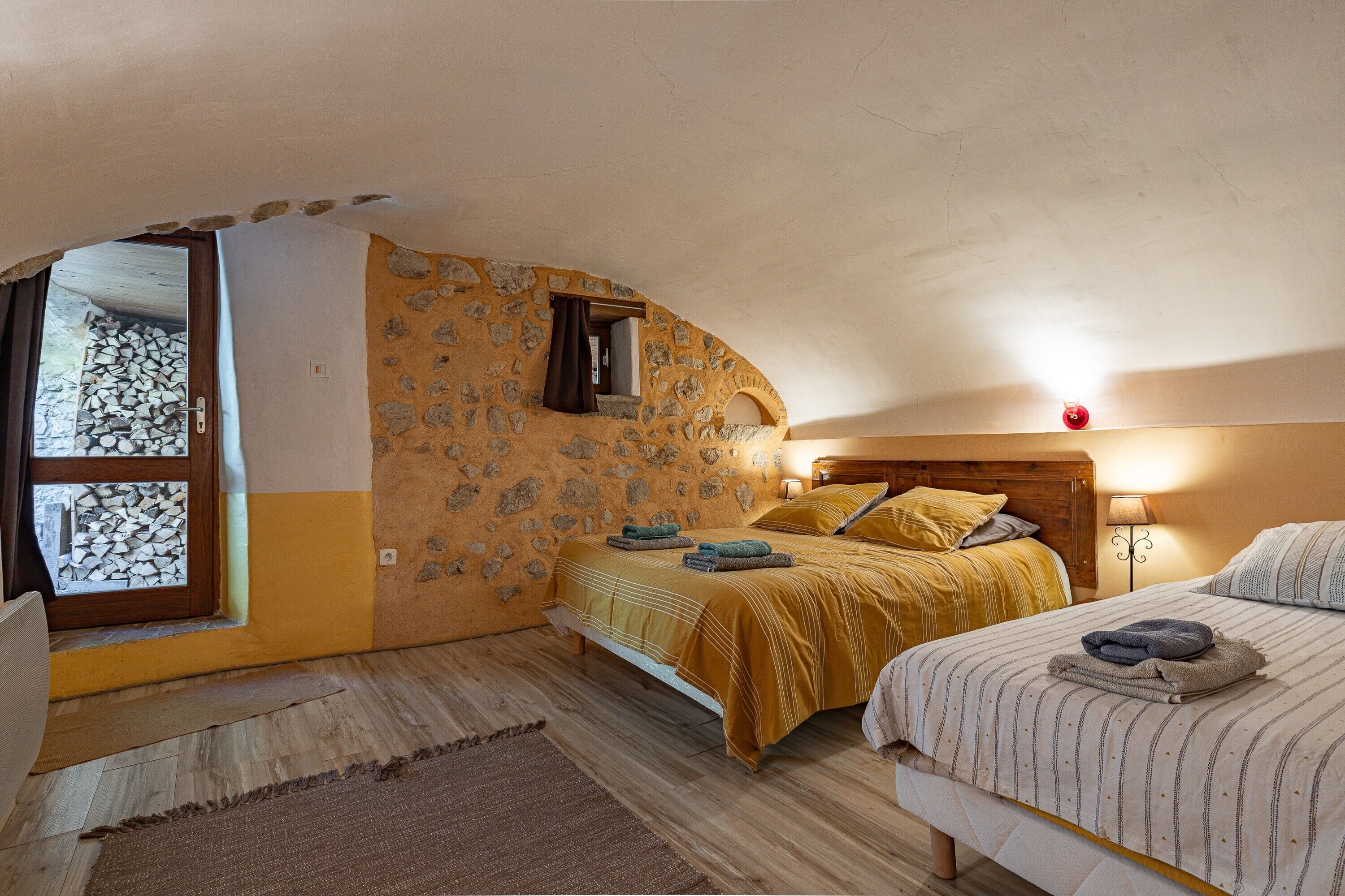 2 chambres, fer et planche à repasser, draps fournis