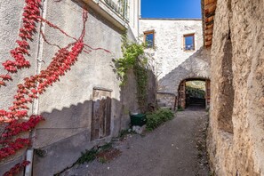 Property grounds - Gite 'Gite De Pascal Et Virginie' with Mountain View, Private Terrace and Balcony (Ponet-et-Saint-Auban)
