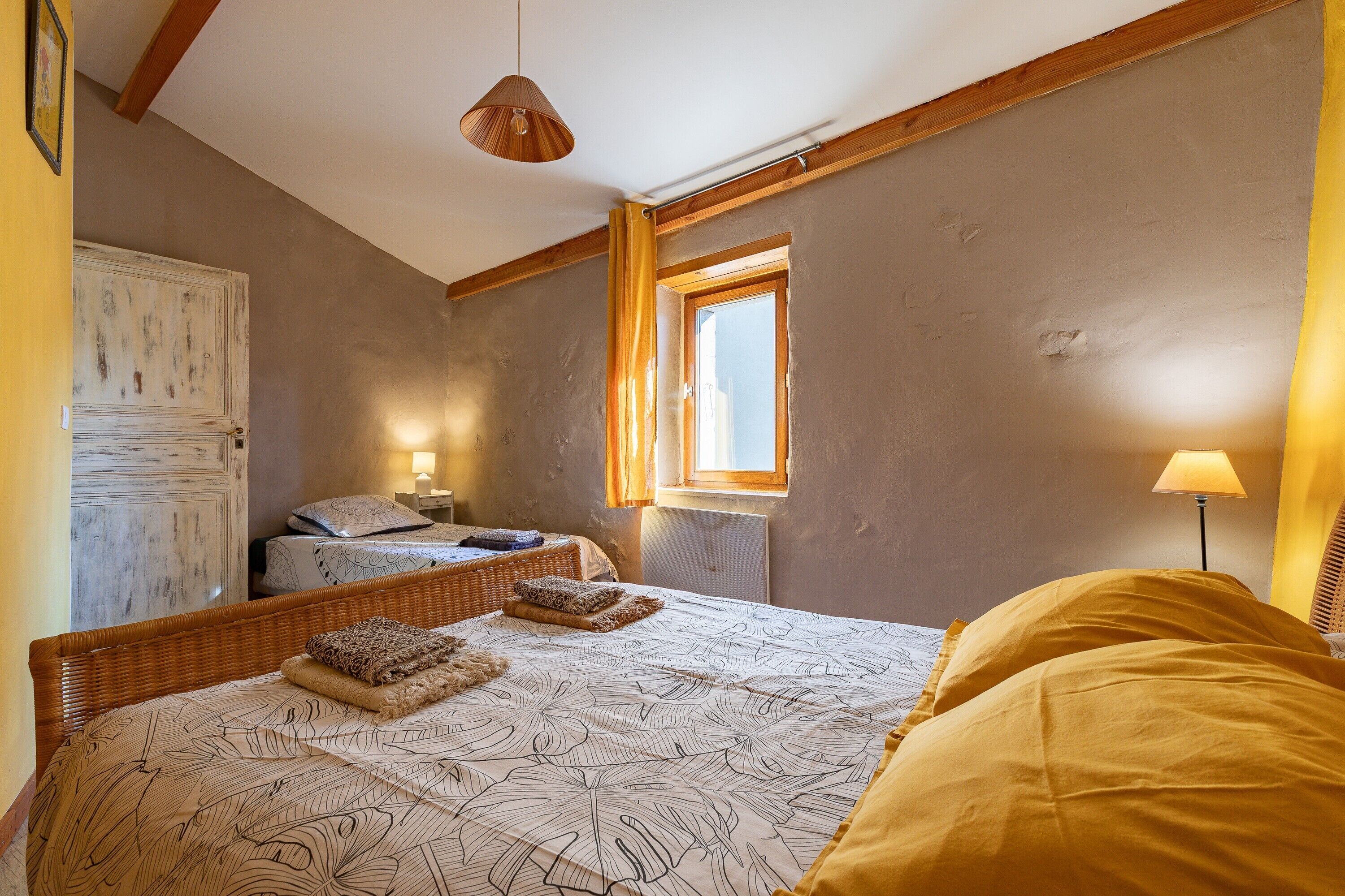 2 bedrooms, iron/ironing board, bed sheets