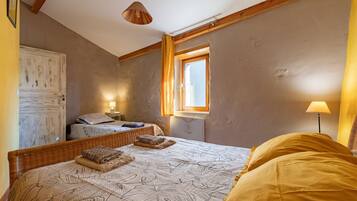 2 chambres, fer et planche à repasser, draps fournis