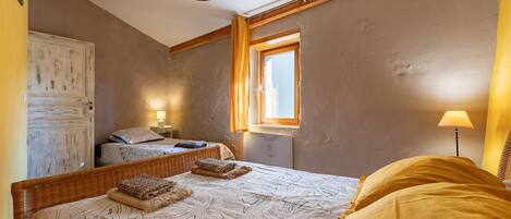 2 sovrum, strykjärn/strykbräda och sängkläder