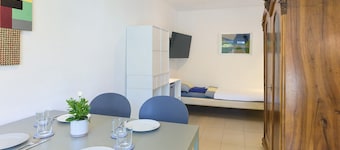 Holiday Home 'Belvedere-Remise' with Private Terrace, Shared Garden and Wi-Fi