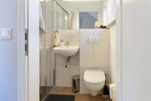 Shower, hair dryer, towels - Holiday Home 'Belvedere-Remise' with Private Terrace, Shared Garden and Wi-Fi (Weimar)