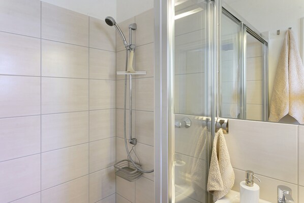 Dusche, Haartrockner, Handtücher