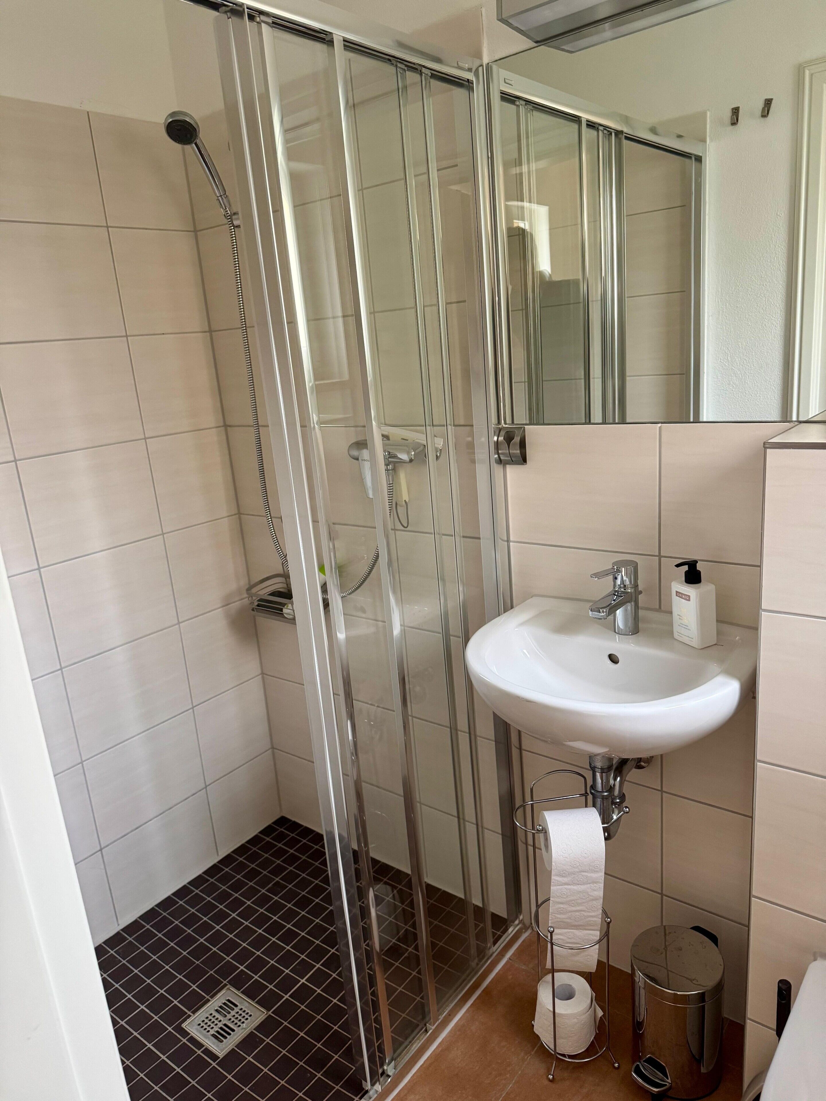 Dusj, hårføner og håndklær