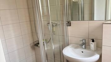 Dusj, hårføner og håndklær