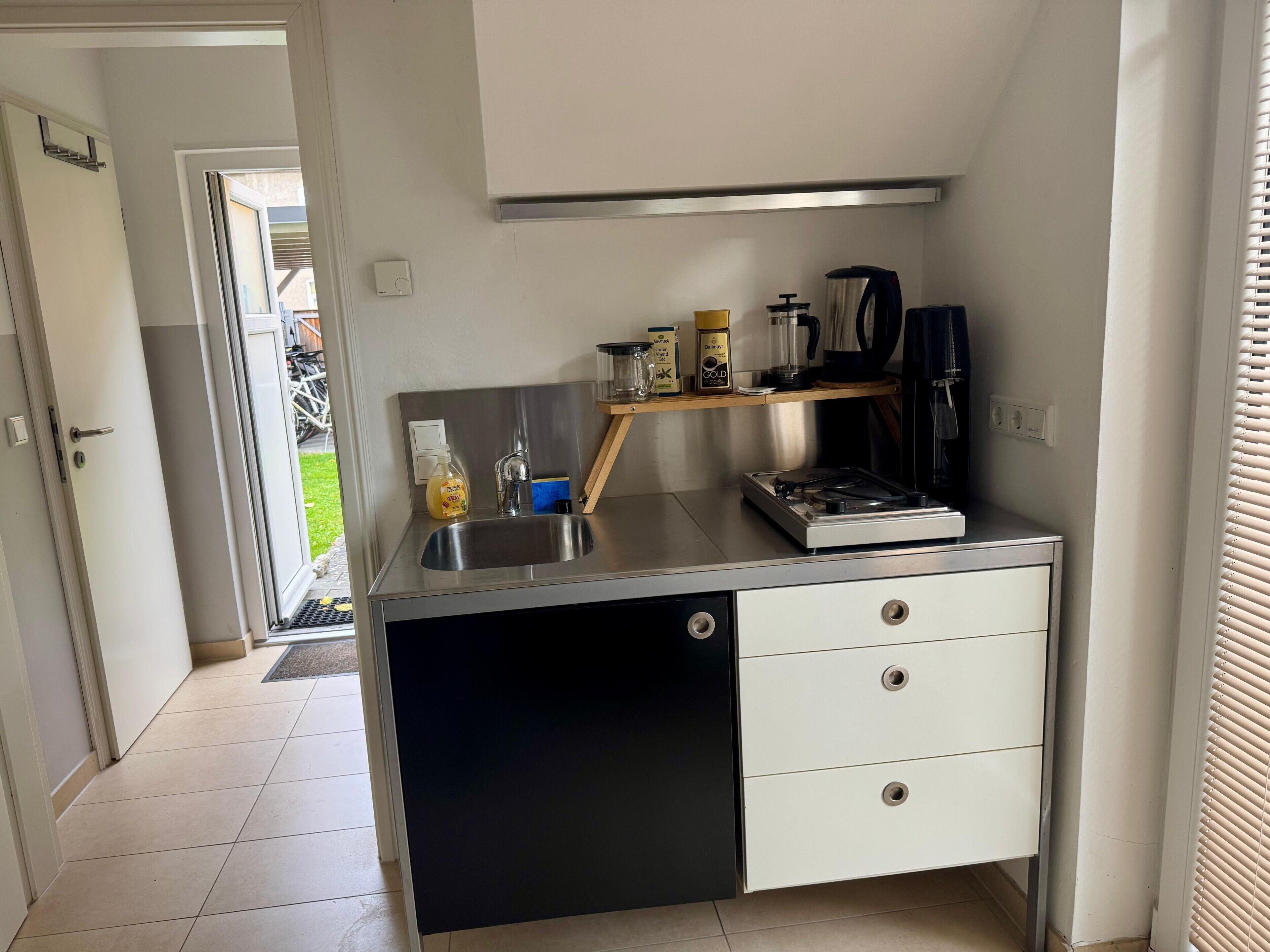 Kjøleskap, kokeplater, vannkoker og kjøkkenutstyr