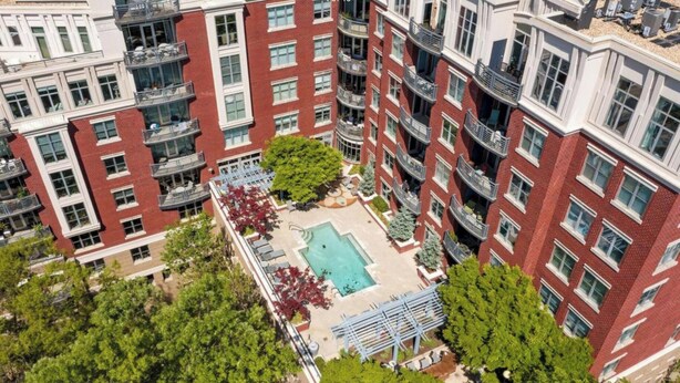 A multi-story building with a rooftop pool and outdoor seating. - Long term stay Exquisite penthouse apartment in Raleigh. (Raleigh)