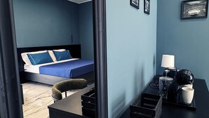 Un dormitorio moderno con cama, escritorio y silla.