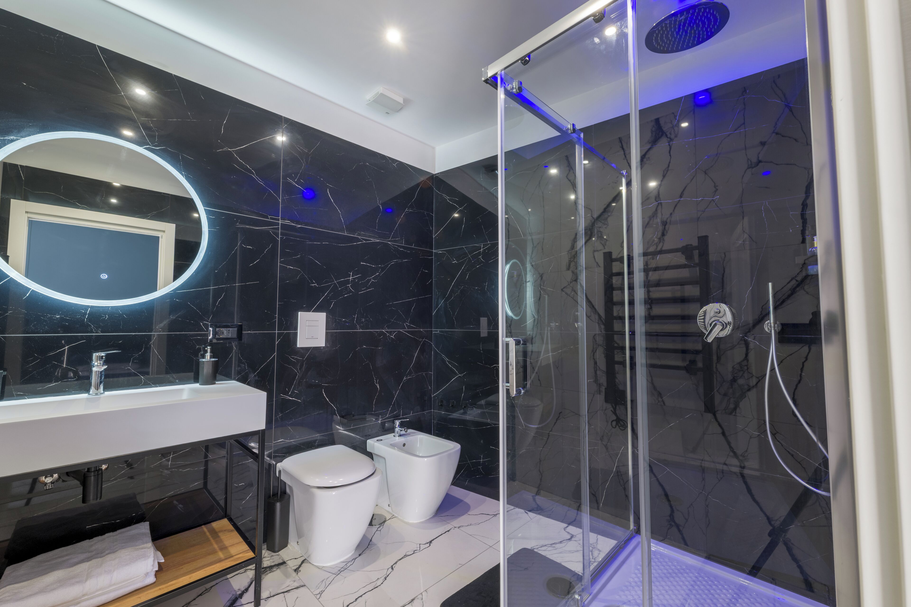 Ducha, secador de pelo, bidet, toallas