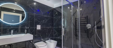 Ducha, secador de pelo, bidet, toallas