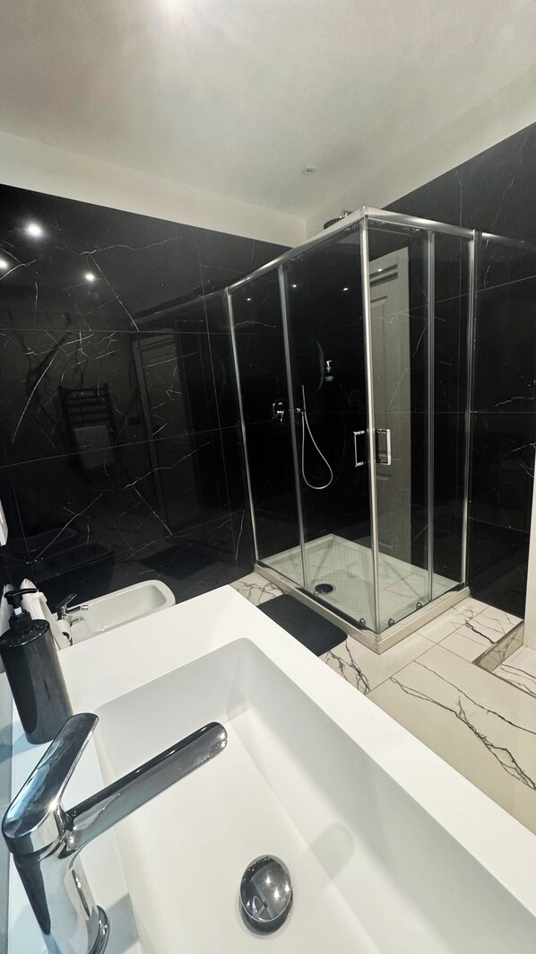 تجهيزات دش، مجففات شعر، مراحيض شطف، مناشف