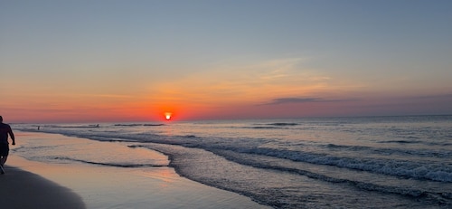 Charming cottage pet friendly in Murrells Inlet only 1/2 mile from beach!