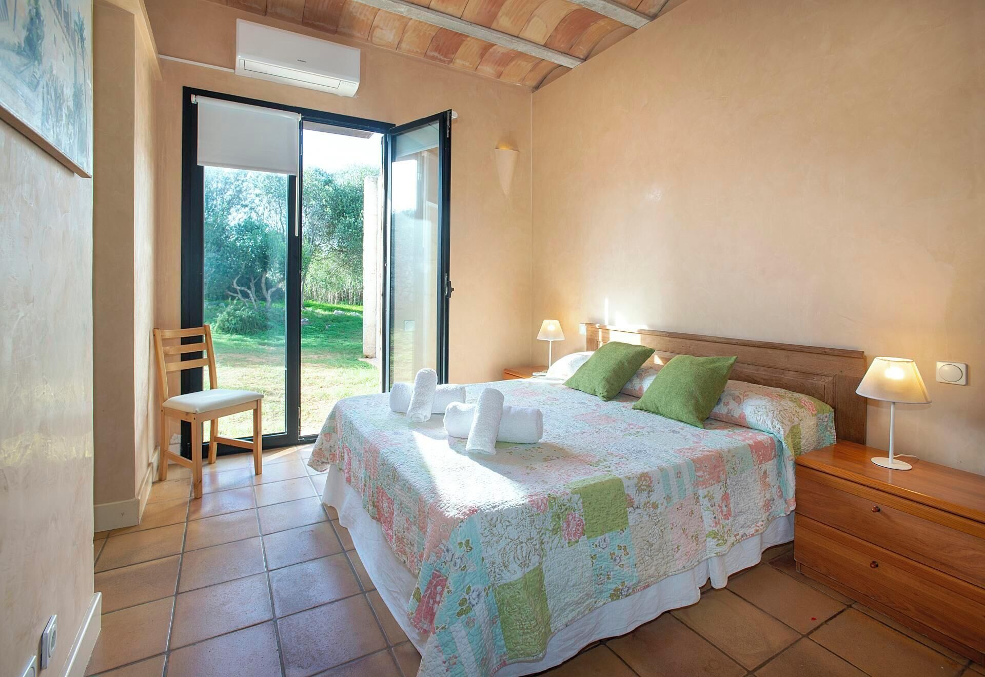 5 habitaciones, tabla de planchar con plancha, wifi y ropa de cama 