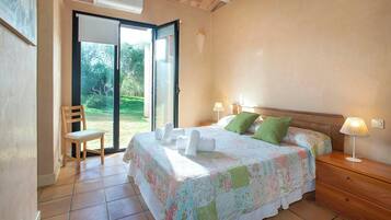 5 bedrooms, iron/ironing board, WiFi, bed sheets