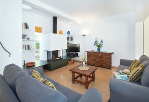 Una televisión, un reproductor de DVD