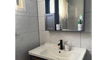 Doccia, asciugacapelli, asciugamani, sapone