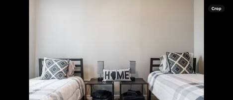 4 عدّة غرف نوم ومكواة/لوح كي وواي فاي وملاءات أسرّة