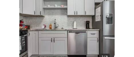 Microondas, horno, parrilla de estufa y lavavajillas