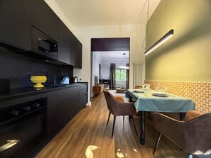 冷蔵庫、電子レンジ、オーブン、コンロ