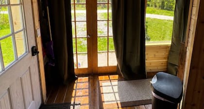 Rustic tiny cabin-WiFi & power, close to beach, boat launch, lighthouse, trails