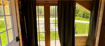 Rustic tiny cabin-WiFi & power, close to beach, boat launch, lighthouse, trails