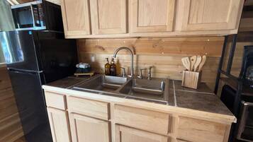 Frigorífic, microones, placa de cuina i cafetera i tetera