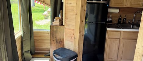 Cafetera y tetera, refrigerador, microondas y parrilla de estufa
