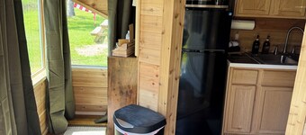 Rustic tiny cabin-WiFi & power, close to beach, boat launch, lighthouse, trails