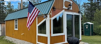 Rustic tiny cabin-WiFi & power, close to beach, boat launch, lighthouse, trails