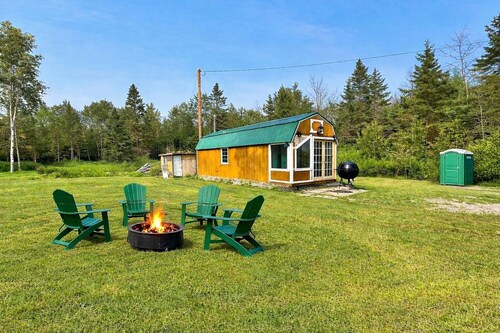Rustic tiny cabin-WiFi & power, close to beach, boat launch, lighthouse, trails