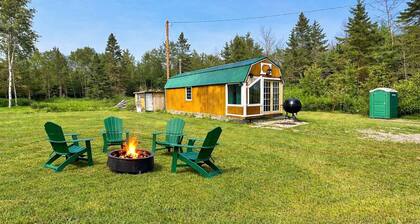 Rustic tiny cabin-WiFi & power, close to beach, boat launch, lighthouse, trails